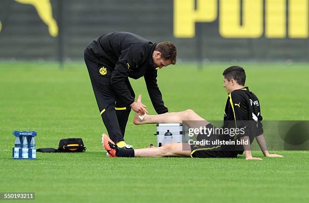 Fussball, Saison 2012-2013, 1. Bundesliga, Training Borussia Dortmund, Robert Lewandowski , re., musste am rechten Knöchel bandagiert werden.