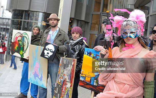 Protestaktion für den Erhalt des Kunst- und Kulturhauses TACHELES der Friedrichstrasse - Künstler zeigen ihre Werke auf der Strasse