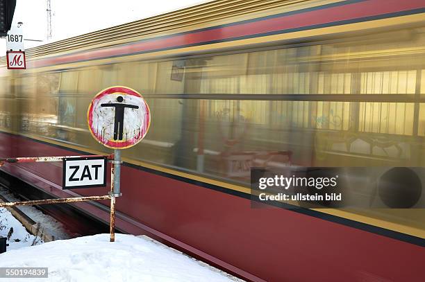 Ausfahrende S-Bahn in Berlin - Bahnhof Schöneweise