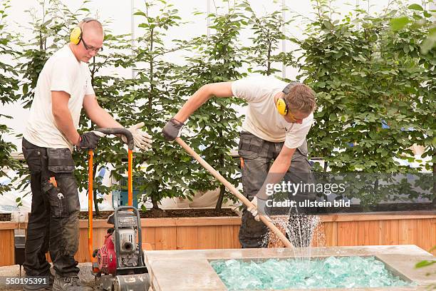 Zwei junge Männer bei der Arbeit, Garten- und Landschaftsbau: