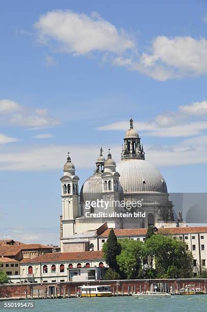 Die Kirche Santa Maria della Salute steht am Kanal Grande, aufgenommen in Venedig am 13. Mai 2013.