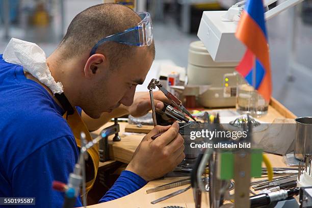 Berufe-Weltmeisterschaft Worldskills 2013 in Leipzig: Goldschmied arbeitet an einem Werkstück