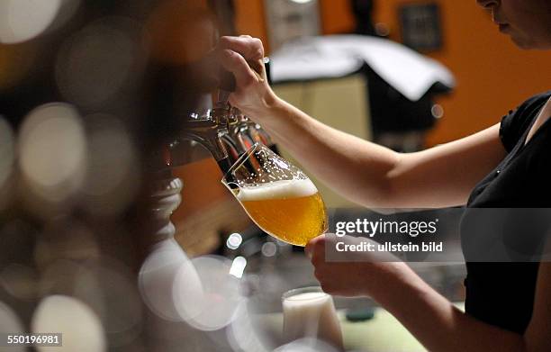 Bier zapfen in einer Berliner Kneipe