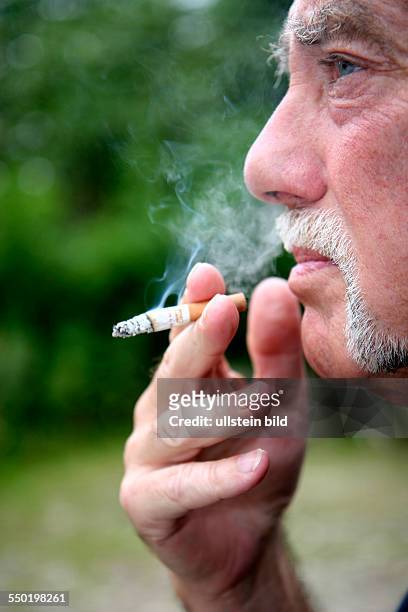 Raucher genießt eine Zigarette