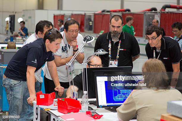 Berufe-Weltmeisterschaft in Leipzig, Worldskills 2013: Teilnehmer bei einer Besprechung