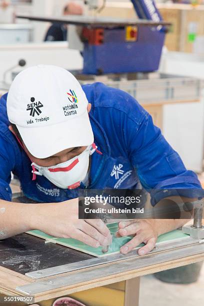 Berufe-Weltmeisterschaft Worldskills 2013 in Leipzig: Fliesenleger schneidet Fliesen