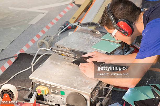 Berufe-Weltmeisterschaft Worldskills 2013 in Leipzig: Fliesenleger schneidet Fliesen