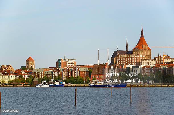 Rostock, Blick ueber die Unterwarnow zur Stadt mit Marienkirche und Nikolaikirche
