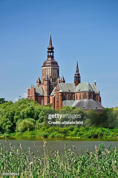 Stralsund, Blick ueber den Frankenteich zur Marienkirche, mit ihrem 104 m hohen achteckigen Turm. Der gotische Backsteinbau, eine dreischiffige...
