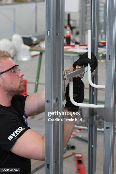 Berufe-Weltmeisterschaft Worldskills 2013 in Leipzig: Installateur bei der Arbeit