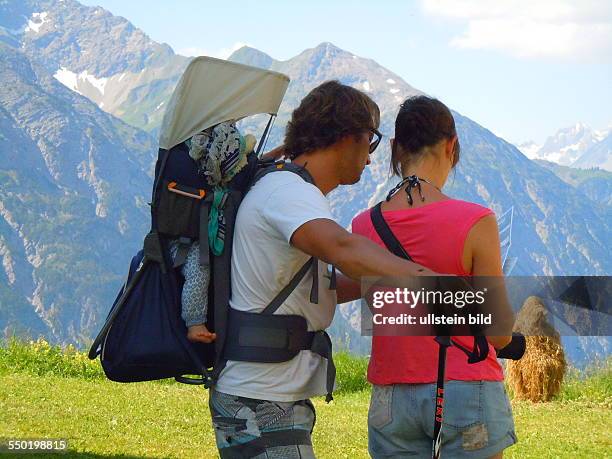 Zwei junge Wanderer mit einem Kleinkind