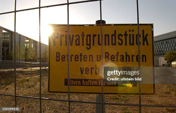 Privatgrundstück Betreten verboten - Hinweisschild an einem Baugrundstück in Berlin-Mitte