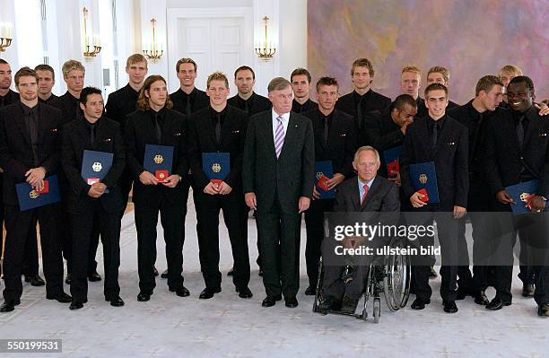 Die deutsch Fußballnationalmannschaft,Bundespräsident Horst Köhler und Bundesinnenminister Wolfgang Schäuble anlässlich der Auszeichnung der Spieler...