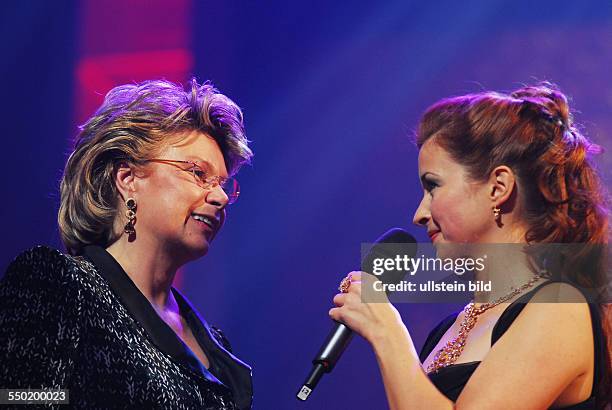 Viviane Reding und Moderatorin Loretta Stern während der Verleihung der SHOOTING STAR AWARDS 2007 im Rahmen der 57. Internationalen Filmfestspiele in...