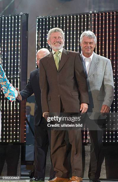 Fußballstars Paul Breitner , Jürgen Sparwasser und Sir Bobby Charlton anlässlich der Eröffnung der FIFA Fanmeile vor dem Brandenburger Tor in Berlin