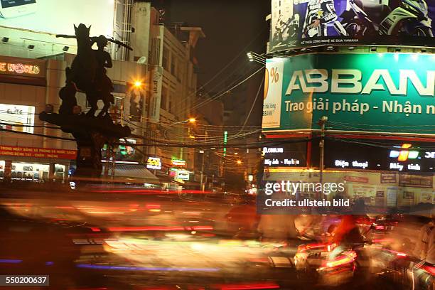 ABENDLICHER VERKEHR AN DER STATUE VON "TRAN HUNG DAO" DEM SIEGER DER MONGOLEN