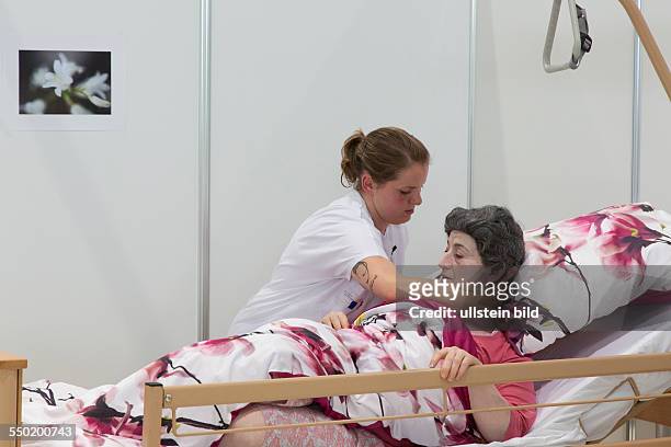 Schwester kümmert sich um einen Patienten