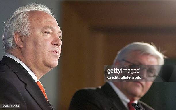 Bundesaussenminister Frank-Walter Steinmeier während einer gemeinsamen Pressekonferenz mit dem spanischen Außenminister Miguel Angel Moratinos...