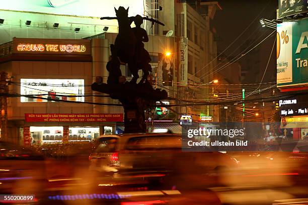 ABENDLICHER VERKEHR AN DER STATUE VON "TRAN HUNG DAO" DEM SIEGER DER MONGOLEN