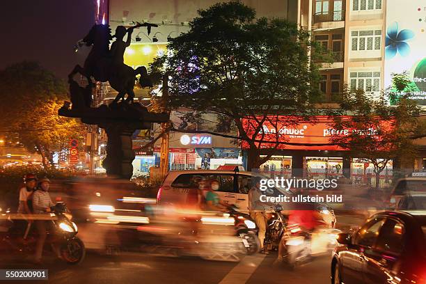 ABENDLICHER VERKEHR AN DER STATUE VON "TRAN HUNG DAO" DEM SIEGER DER MONGOLEN