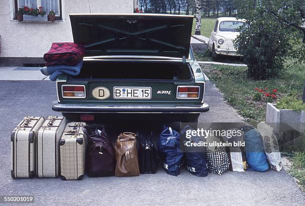 Reisevorbereitung, Verreisen mit dem Auto Gepäck steht zum Verladen ins Auto, VW K70 L, bereit