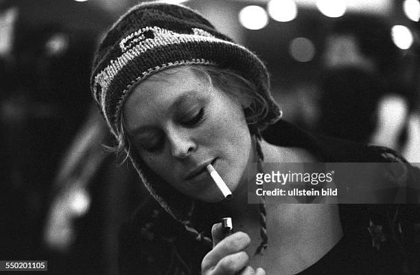 Besucherin der ARTE-Party zündet sich eine Zigarette an am Rande der 51. Internationalen Filmfestspiele in Berlin