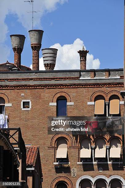 Charakteristische Schornsteine auf einem historischen Wohnhaus, aufgenommen in Venedig am 12. Mai 2013.