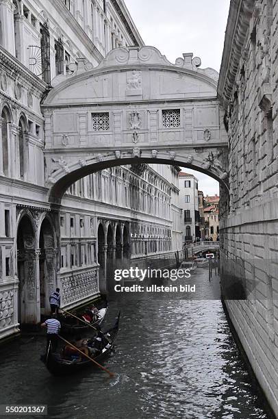 Die "Seufzerbrücke" am Dogenpalast wurde renoviert, aufgenommen in Venedig am 11. Mai 2013.