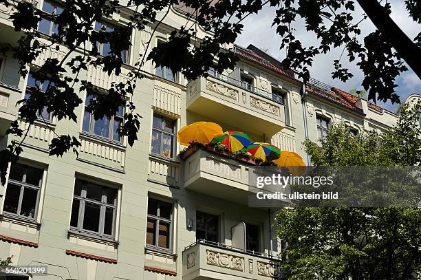 Abgeschirmt - Sonnenschirme auf einem Balkon in Berlin-Prenzlauer Berg