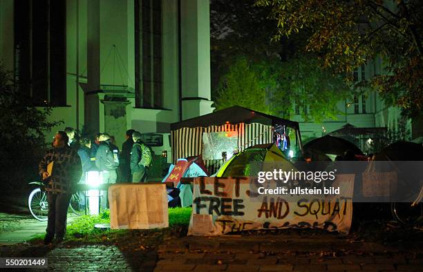 Zeltcamp von Demonstranten gegen die Macht der Banken auf dem Gelände der Kirchgemeinde St. Petri-St.Marien in der Klosterstraße in Berlin-Mitte