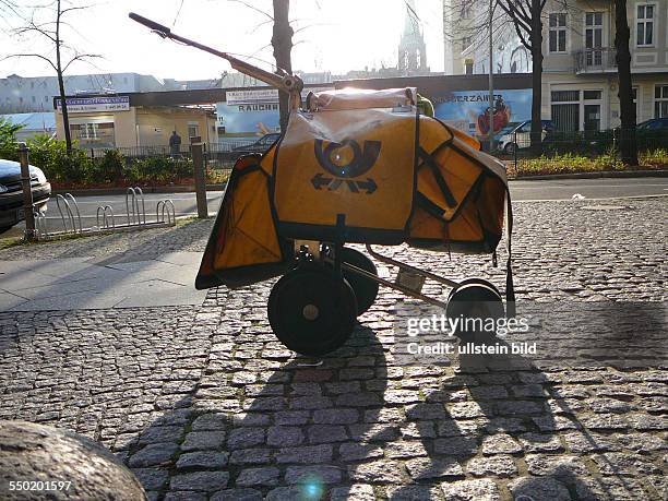 Handwagen der Deutschen Post in Berlin