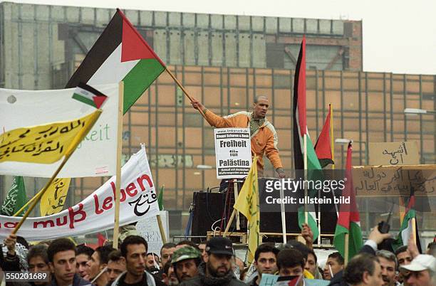 Palästinenser demonstrieren in Berlin gegen das militärische Vorgehen Israels in den palästinensischen Autonomiegebieten