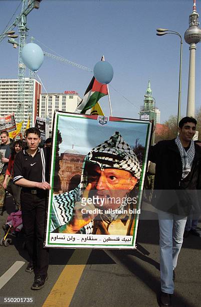Ostermarsch in Berlin unter Beteiligung vieler Palästinenser nach den israelischen Militärschlägen gegen Einrichtungen der palästinensischen...