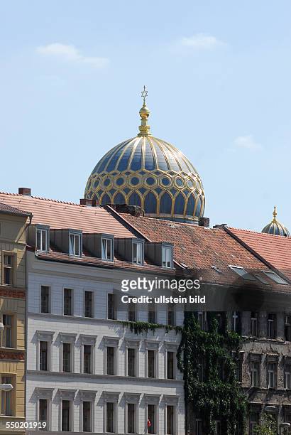 Kuppel der Neuen Synagoge über den Dächern der Wohnhäuser in der Tucholskystraße in Berlin-Mitte