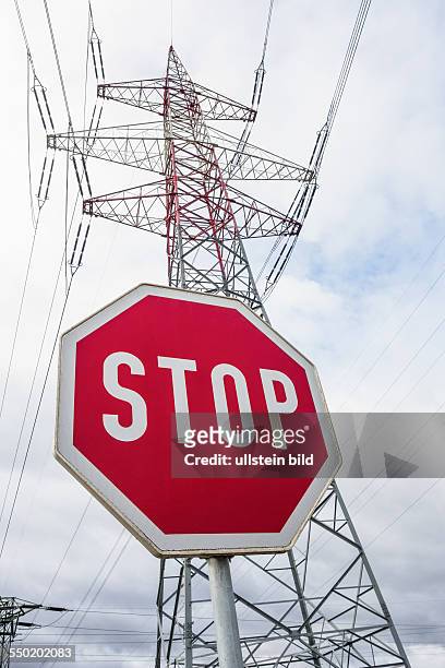 Stromleitung und Stopp Schil, Symbolfoto für Ende oder Änderung in der Energiepolitik