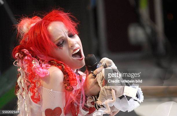 Sängerin Emilie Autumn während eines Konzertes anlässlich des 16. Wave-Gotik-Treffens in Leipzig