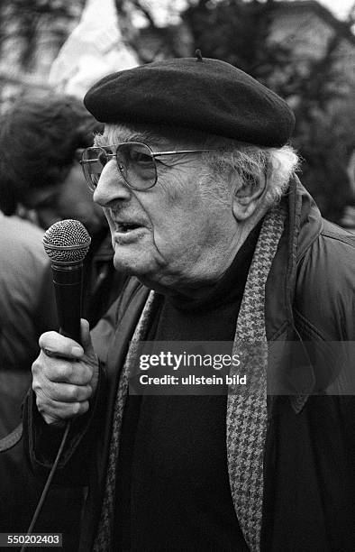 Schriftsteller Stefan Heym spricht während einer antifaschistischen Demonstration in Berlin