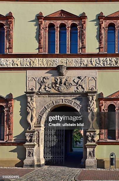 Wismar. Ueber dem Sandsteinportal der Tordurchfahrt des von 1553 bis 1556 erbauten Fuerstenhofes halten zwei Greifen das mecklenburgische...