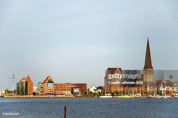 Rostock, Blick ueber die Unterwarnow zur Stadt mit Petrikirche