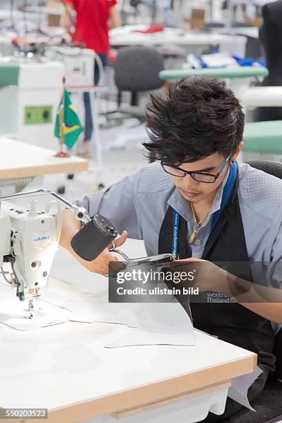 Berufe-Weltmeisterschaft in Worldskills 2013 in Leipzig: Näherin an der Nähmaschine