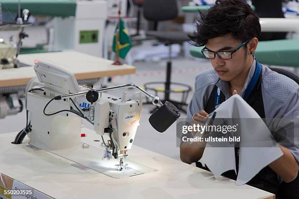 Berufe-Weltmeisterschaft in Worldskills 2013 in Leipzig: Näherin an der Nähmaschine