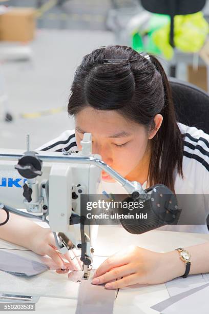 Berufe-Weltmeisterschaft in Worldskills 2013 in Leipzig: Näherin an der Nähmaschine