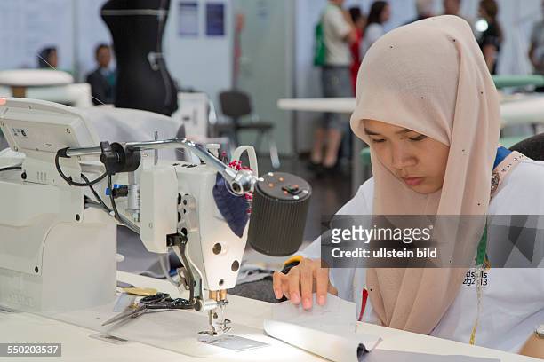 Berufe-Weltmeisterschaft in Worldskills 2013 in Leipzig: muslimische Näherin mit Kopftuch an der Nähmaschine