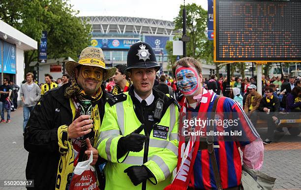 Dortmundfan Bayernfan Londoner Polizist Polizei Bobby als Fotomotiv vor dem Wembleystadion, im Hintergrund Anzeige mit Warnung: 'Do not buy tickets...