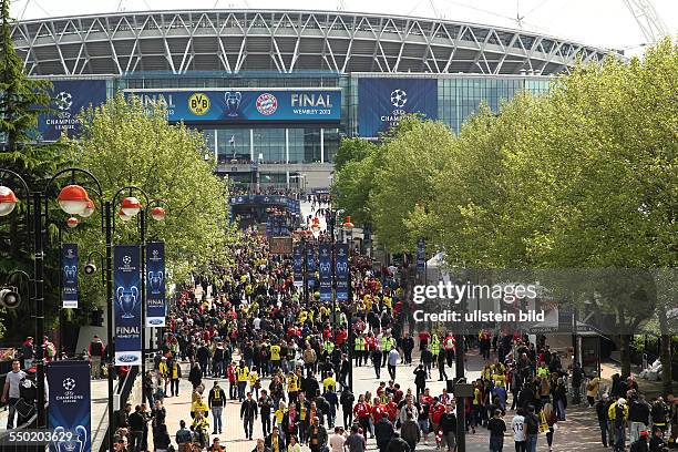 Zuschauer Fans auf der Olympiastraße vor dem Wembleystadion , Sport, Fußball Fussball, UEFA Championsleague Finale Final 2013 Herren Männer, Saison...