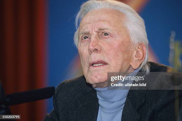 Schauspieler Kirk Douglas während einer Pressekonferenz anlässlich der 51. Internationalen Berliner Filmfestspiele