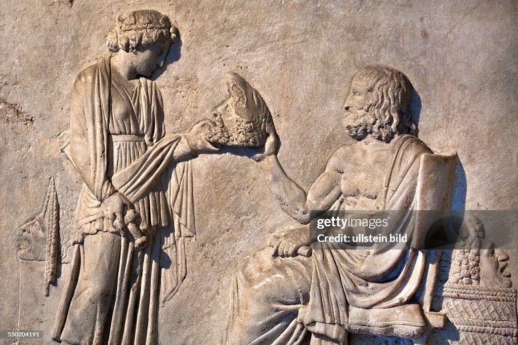 Spaetgriechisches Relief zum Ruhm des Tragoedienschreibers Euripides