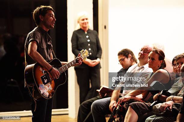 Zoltán Beck Songwriter/Musiker am Thementag Ungarn beim Poesiefestaval Berlin "Ruinen sind wie Rosen" Lyrik und Rock - zweisprachige Lesung & Musik...