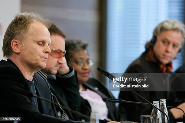 L.n.r.: Sänger Herbert Grönemeyer , Sänger Bono Vox , Ngozi Okonjo-Iweala und Sänger Bob Geldof während einer Pressekonferenz zur Veröffentlichung...