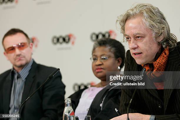 L.n.r.: Sänger Bono , Ngozi Okonjo-Iweala und Sänger Bob Geldof während einer Pressekonferenz zur Veröffentlichung des DATA Berichts 2007 im Vorfeld...